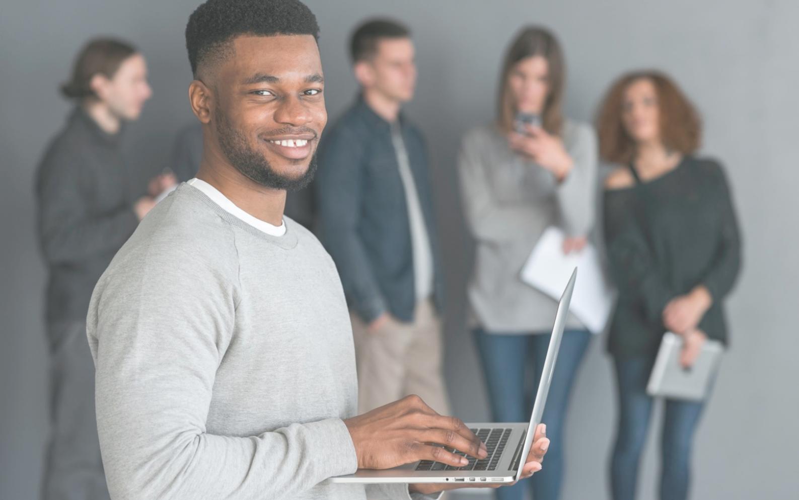 Студенты работают над дизайн-проектами