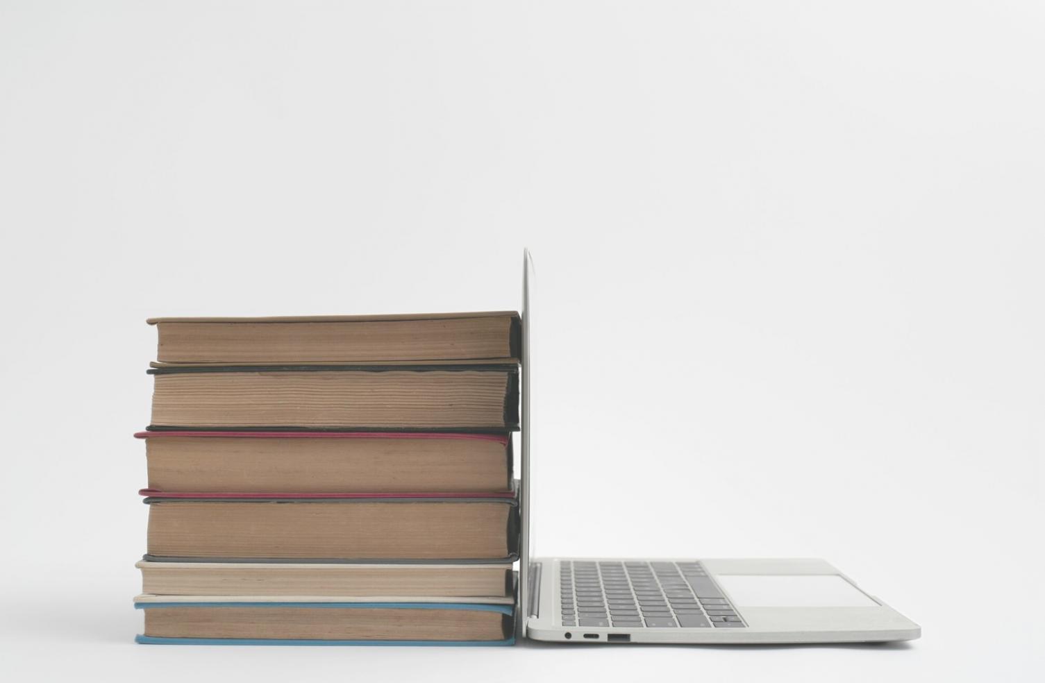 Дизайнеры работают над проектом в современной студии