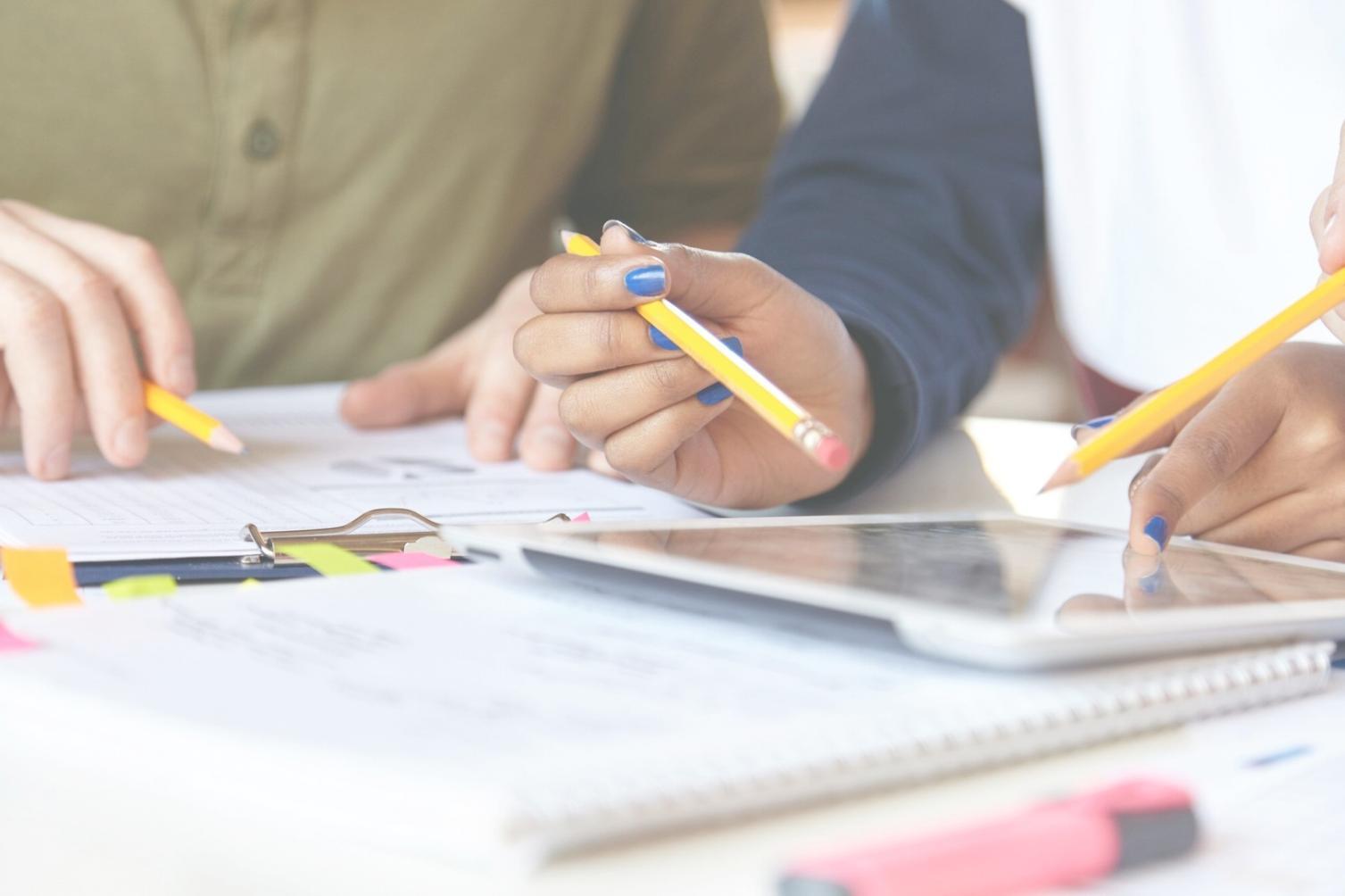 Студенты работают над дизайн-проектами в современной учебной среде