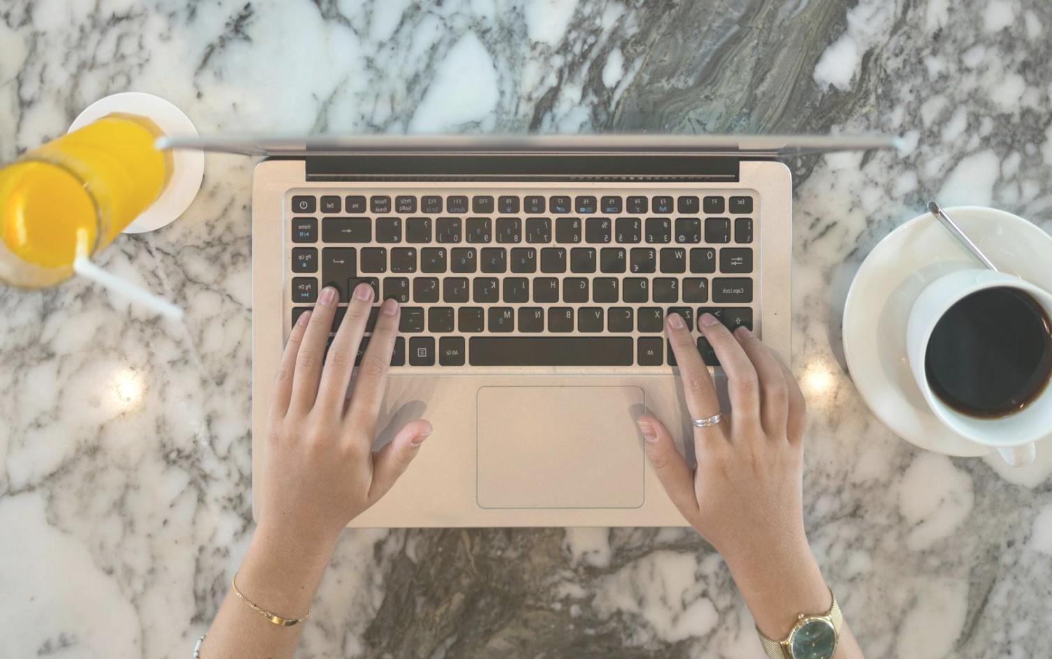 Команда дизайнеров за работой над проектами